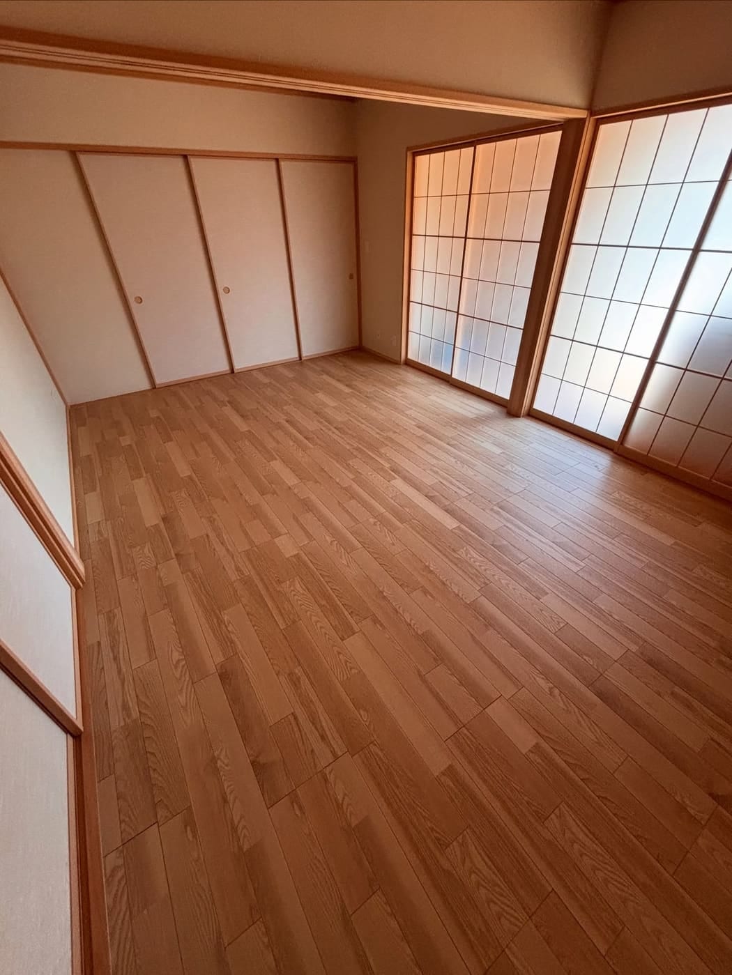 畳からフローリングに張り替えた、障子のある部屋